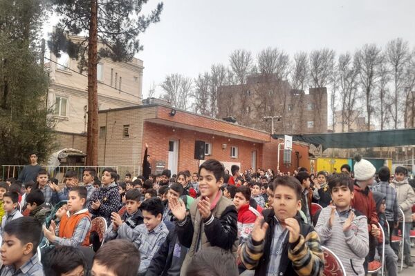 طنین شادی نیمه شعبان در مدرسه آیت الله خامنه ای پیشوا؛ تجلیل از مقام معلم و اجرای برنامه های شاد
