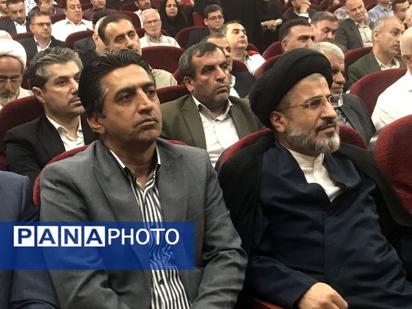 همایش تجلیل از مدیران و کارکنان نمونه شهرستان محمودآباد 