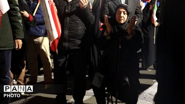 برای کشورمان ایران در خیابان می‌مانیم