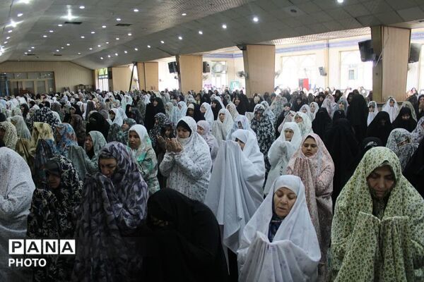 حضور دانش آموزان نخبه نهج البلاغه و حافط قرآن کریم چهارانگه در مصلا نماز جمعه 