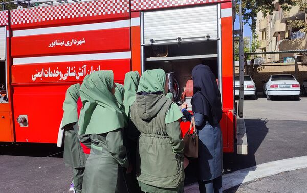 حضور دانش آموزان و همکاران دبستان میلاد در ایستگاه آتش‌نشانی