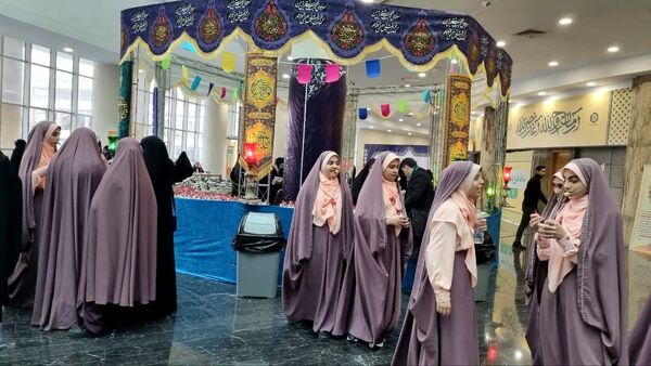 همایش زیست عفیفانه با موضوع عفت و حجاب در تالار ایوان‌ری