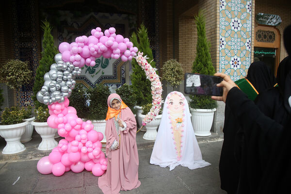 دختران، مهمان حضرت معصومه(س) شدند