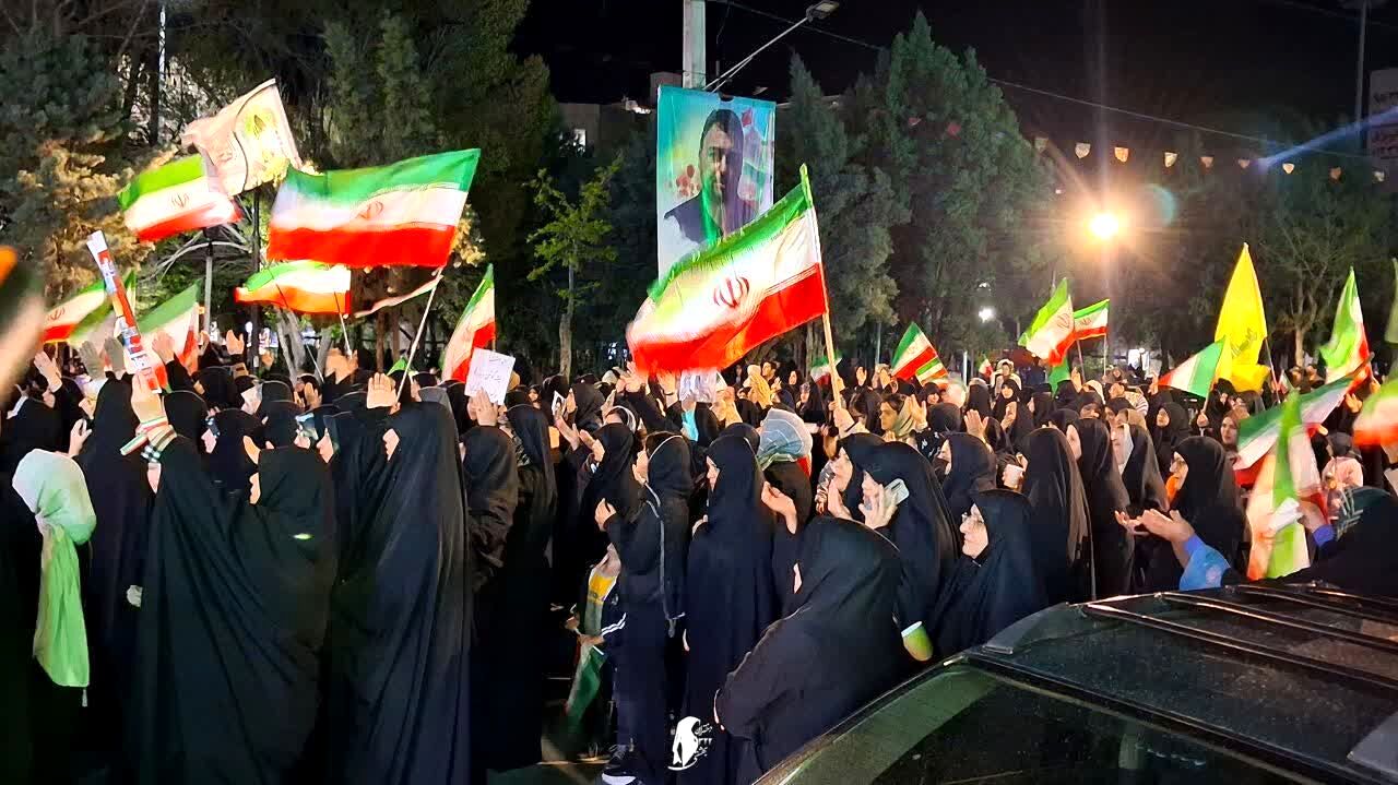 ایستاده برای ایران