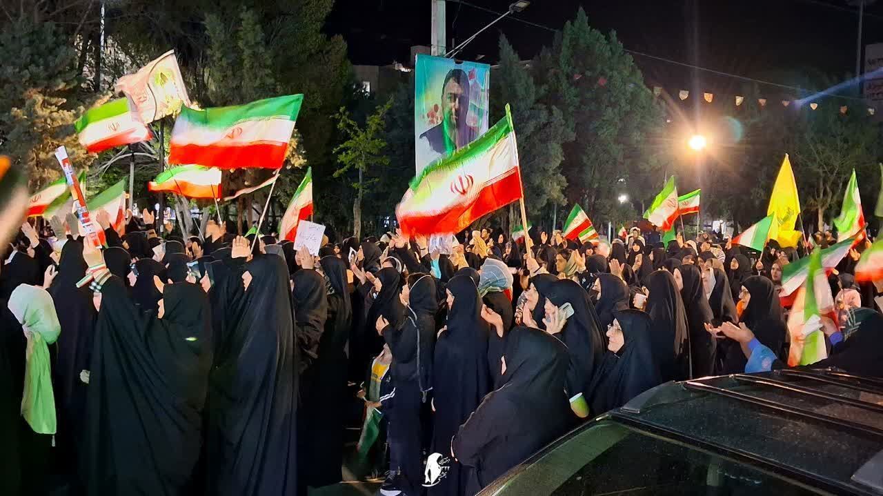 ایستاده برای ایران