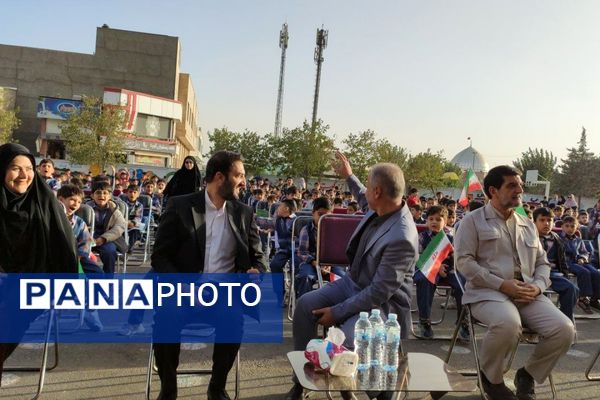 دانش‌آموزان دبستان معمارزاده در سیزده آبان