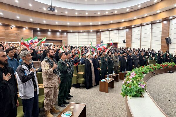 اجتماع بزرگ دانش آموزان بسیجی پردیس در گرامیداشت شهدای دانش آموز