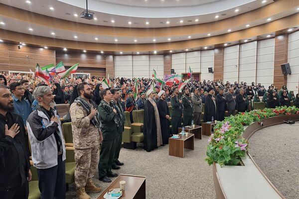 اجتماع بزرگ دانش آموزان بسیجی پردیس در گرامیداشت شهدای دانش آموز