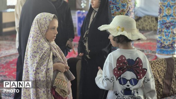 فارسان در جشن دهه کرامت؛ گردهمایی مردم در بارگاه امامزاده 