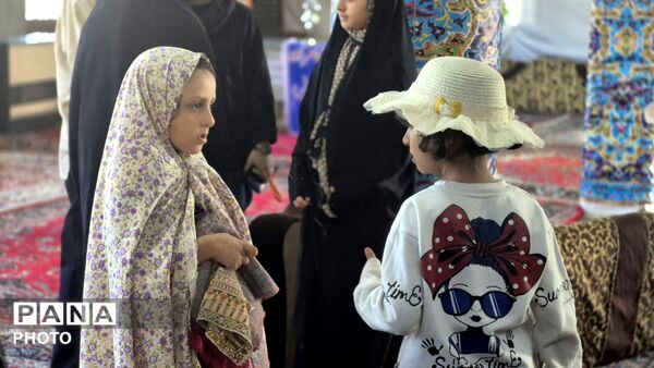 فارسان در جشن دهه کرامت؛ گردهمایی مردم در بارگاه امامزاده 