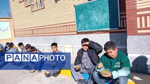 طبخ آش نذری به‌مناسبت شهادت حضرت فاطمه(س) در آموزشگاه مولوی کمیجان