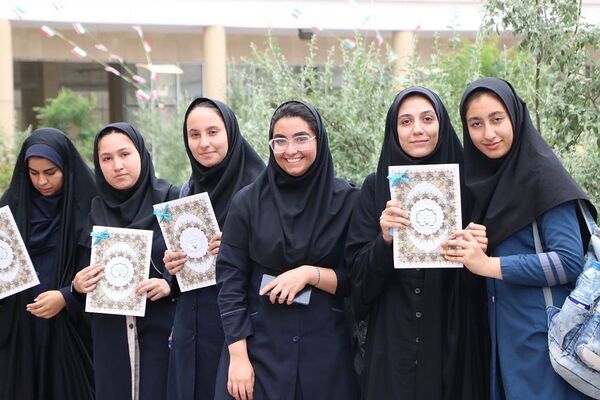 تقدیر از دانش‌آموزان برتر حوزه فرهنگی و هنری در آموزش و پرورش ناحیه یک شهرری