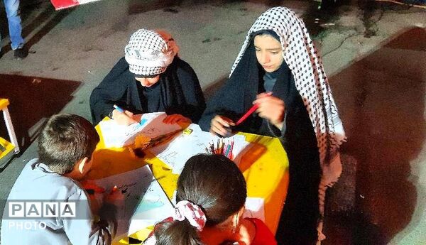 برپایی کتابخانه سیار در تجمعات شبانه مردم