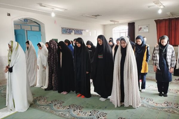  نماز جماعت آموزشگاه آیت الله طالقانی در ماه مبارک رمضان 