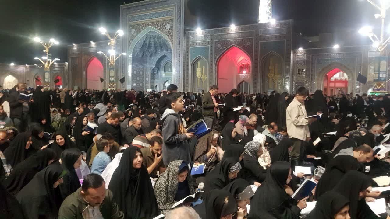 شکوه حضور زائران ومجاوران حرم مطهر رضوی در مراسم شب قدر نوزدهم ماه رمضان