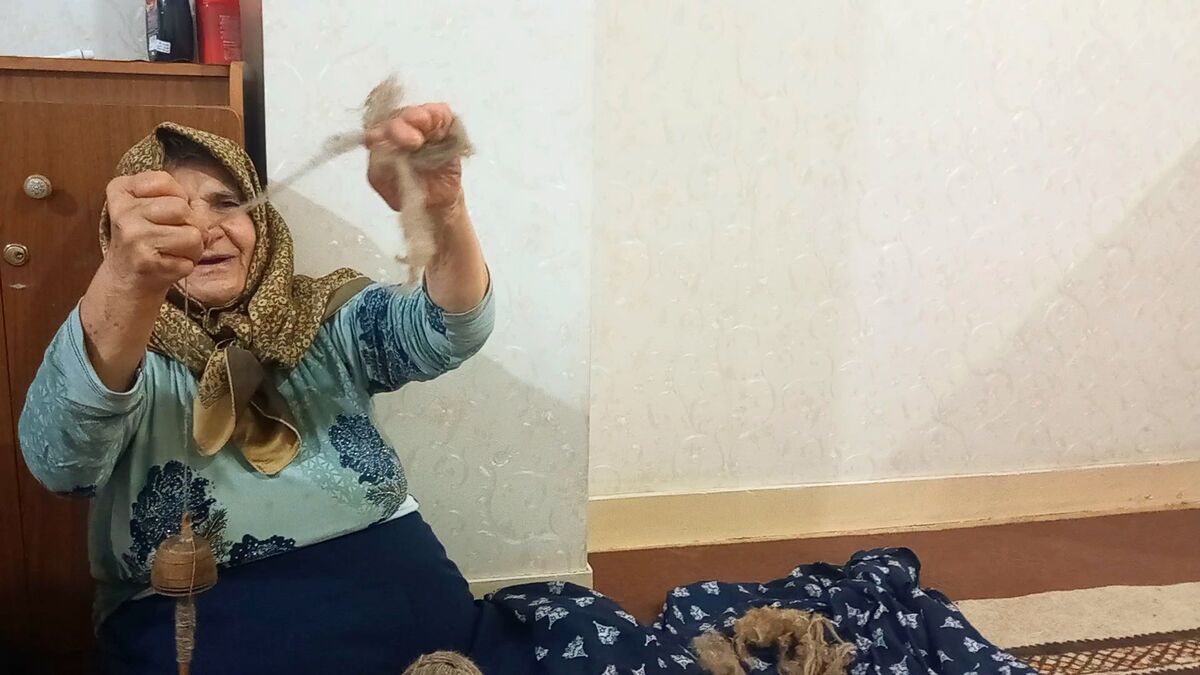 زندگی و فرهنگ سرزمینم را با نخ‌ریسی به تصویر می‌کشم