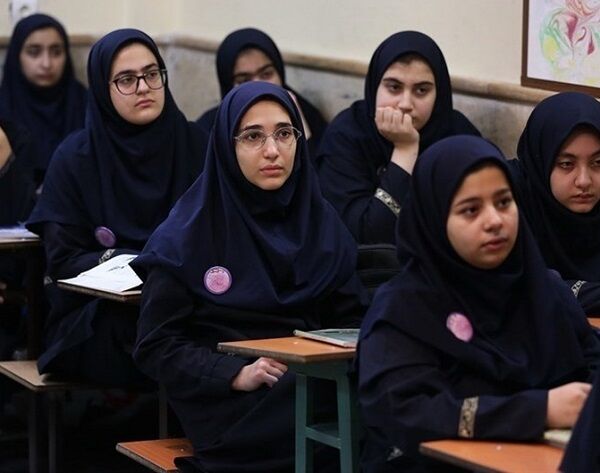 فشار بر نوجوانان برای کسب نمرات بالا، یکی از موضوعات بحث‌برانگیز خانواده‌ها است