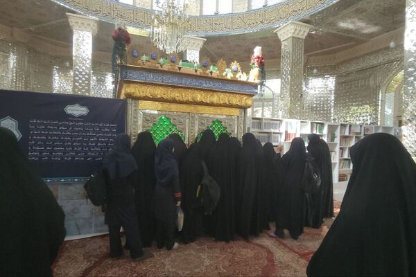 زیارت گلزار شهدا و اقامه نماز جماعت دانش‌آموزان فرزانگان در امامزاده ابراهیم ملارد