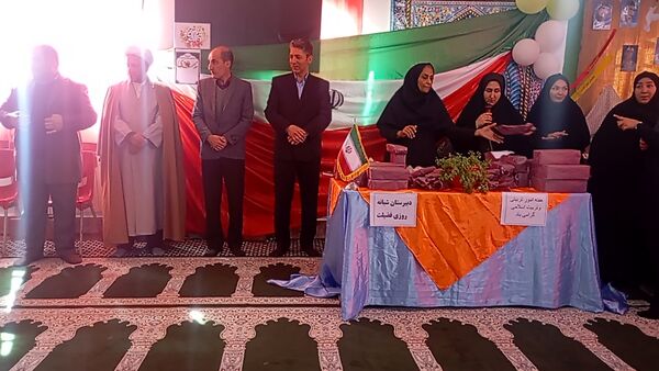 تجلیل از دانش‌آموزان برتر دبیرستان فضیلت