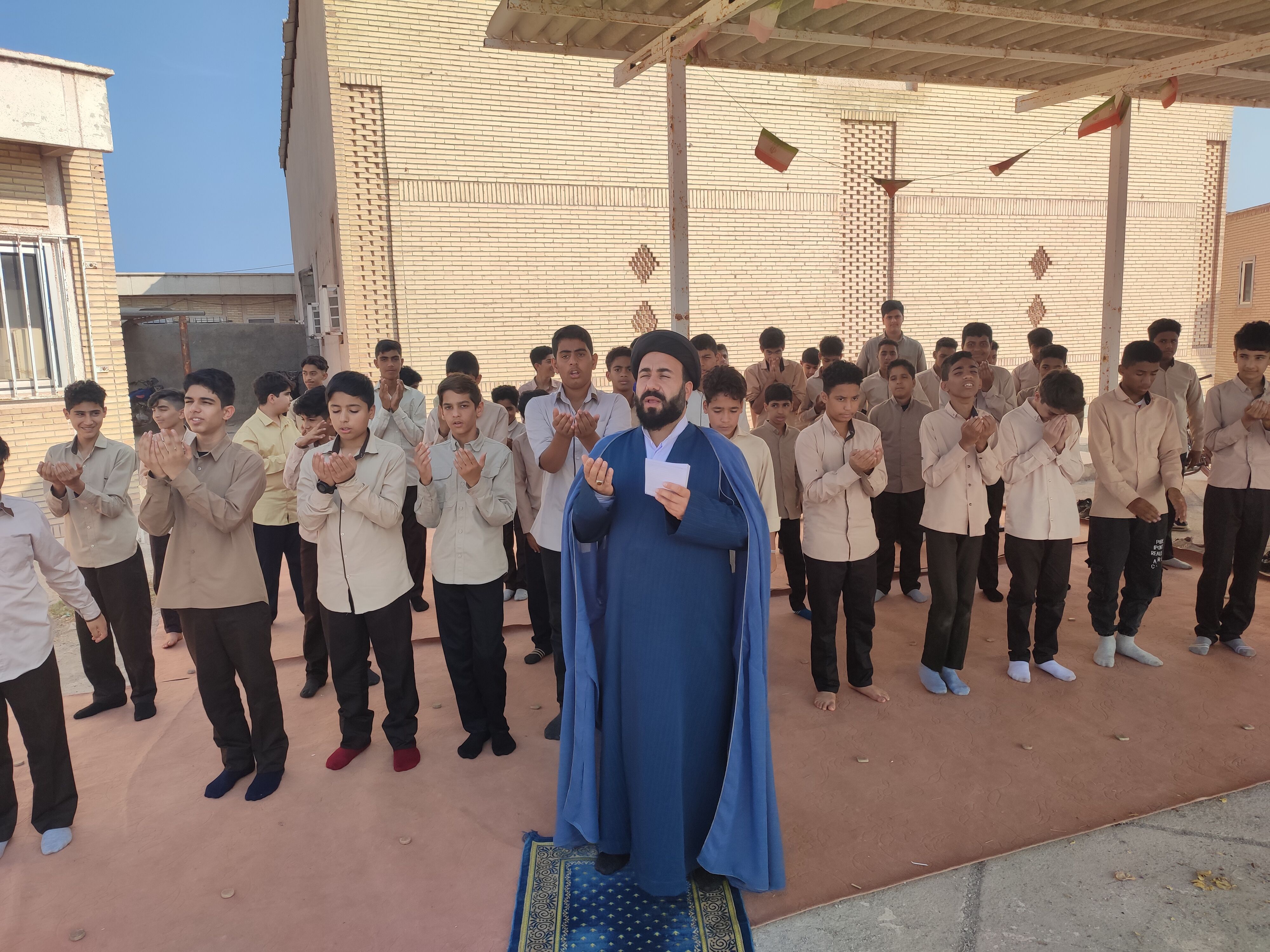 نماز باران در حیاط مدرسه متوسطه اول و دوم جزیره بوموسی برگزار شد
