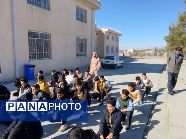 کارگاه عملی درس آمادگی دفاعی در دبیرستان پسرانه متوسطه اول سما شهرستان کاشمر 