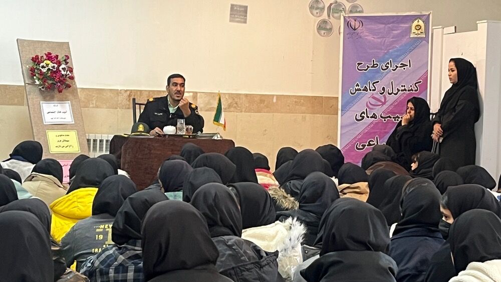 کارگاه آشنایی با فضای مجازی در دبیرستان دخترانه امید 