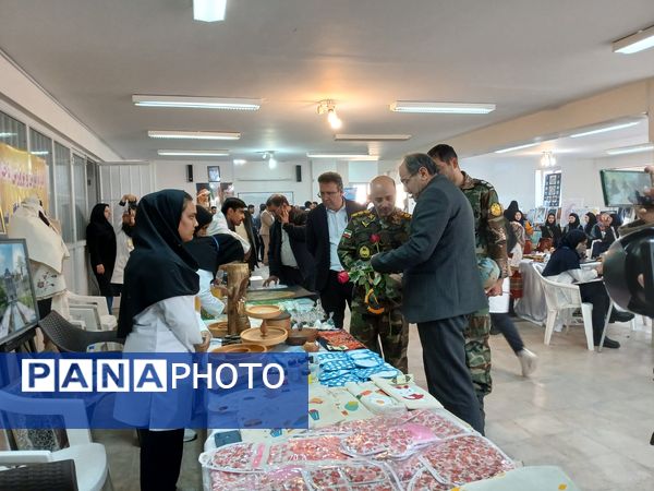 برگزاری نمایشگاه ایده‌های تحول آفرین در دبیرستان الگونه ناحیه ۳ شیراز