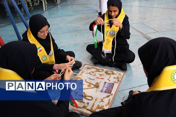 هم‌سرایی هزار نفری دانش‌آموزان یاور انقلاب در اسلامشهر