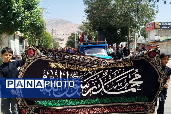 کاروان عزاداران ۲۸ صفر، لردگان را سیاه‌پوش کرد