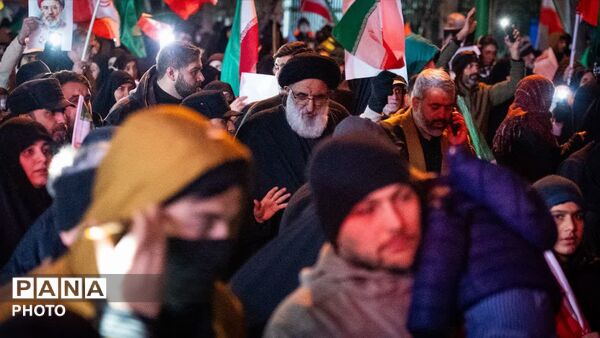 بیست‌وچهارمین موج مردم استان البرز در راهپیمایی هر شب خود در تجدید بیعت با رهبر انقلاب