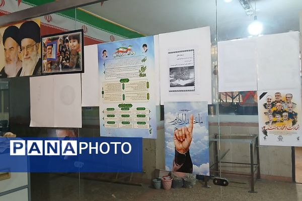 نمایشگاه هفته دفاع مقدس در دبیرستان ملاصدرا ناحیه دو شهرری 