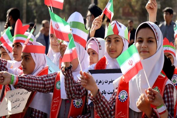 حضور پرشور دانش‌آموزان پاکدشتی در راهپیمایی روز ۱۳ آبان