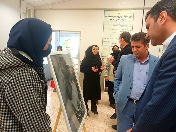 بازدید مسئولان و دانش‌آموزان از نمایشگاه دستاوردهای هنرستان بنت‌الهدی صدر