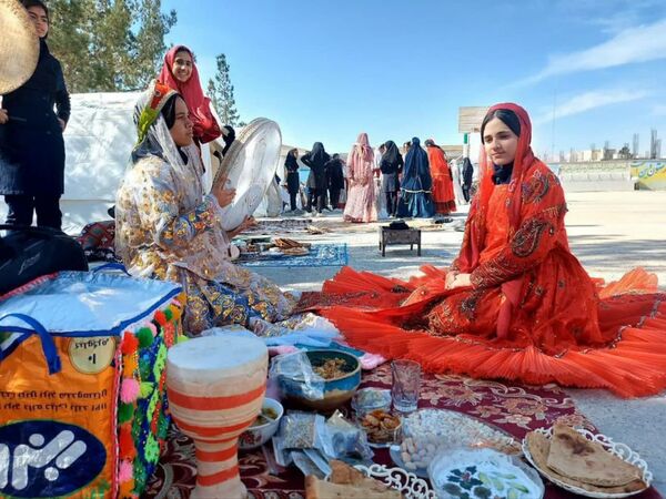جشنواره بومی و محلی در دبیرستان سمیه شهرستان خاتم