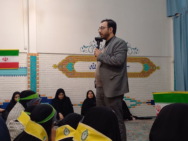 استقبال گرم دانش آموزان از پیکر شهید گمنام در دبیرستان امجدی یک ناحیه ۵ 