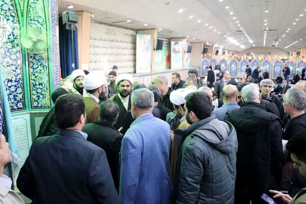 حضور دانش آموزان آموزشگاه شهدای گلدسته و مردم چهاردانگه در نماز جمعه 