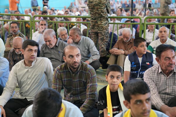 حضور پرشور دانش‌آموزان عضو سازمان دانش‌آموزی در نمازجمعه اصفهان