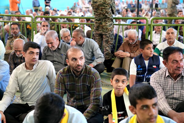 حضور پرشور دانش‌آموزان عضو سازمان دانش‌آموزی در نمازجمعه اصفهان