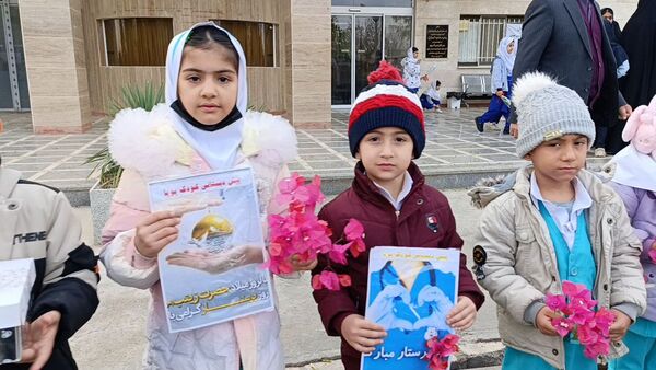 اهدای گل توسط دانش‌آموزان به پرستاران به مناسبت روز پرستار 