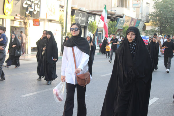 جلوه‌های حماسی از حضور نوجوانان قمی در مراسم تشییع شهدا 