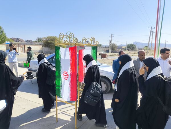 اعزام دانش‌آموزان دختر مدارس سندرک به مناطق عملیاتی جنوب کشور