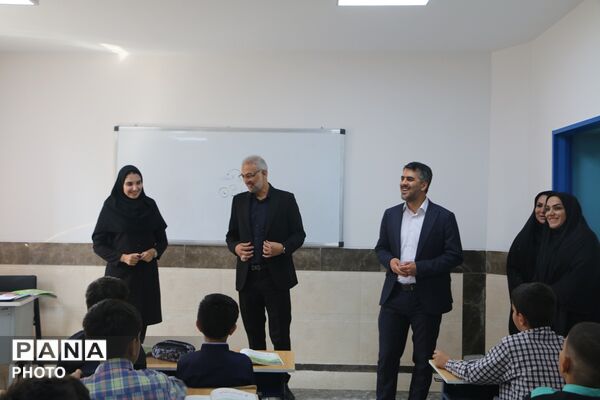 بازدید میدانی مدیر آموزش و پرورش ناحیه یک شهر ری از کلاس‌های درس دبستان هومایون تاج بازیار