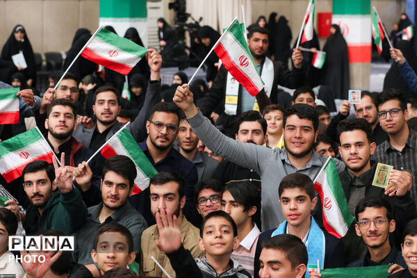 لحظه‌های ماندگار دیدار دانش‌آموزان با رهبر شهید انقلاب