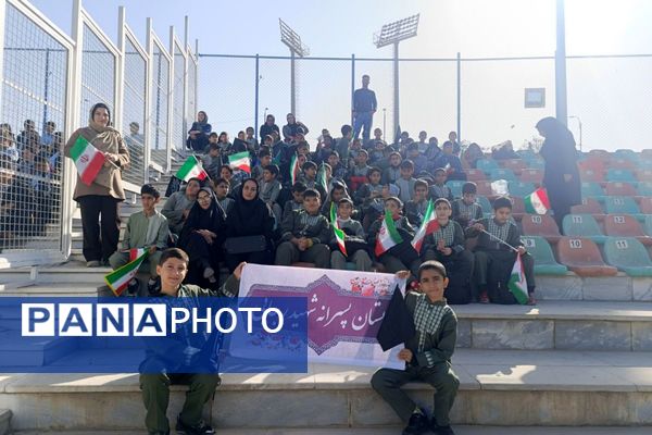 حضور دانش آموزان به مناسبت یوم الله ۱۳آبان، در ورزشگاه شهدای شهرستان قدس
