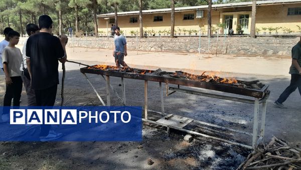 خودکفایی در آشپزی؛ دانش‌آموزان جوجه را از زغال تا سفره رساندند