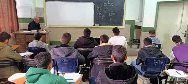 کلاس های تقویتی در دبیرستان نمونه آیت‌الله خامنه ای