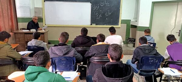 کلاس های تقویتی در دبیرستان نمونه آیت‌الله خامنه ای