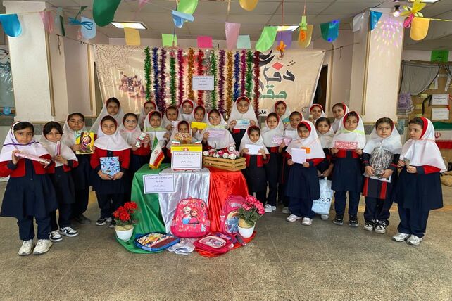 جشن عاطفه‌ها در دبستان رضوان؛ مهربانی دانش‌آموزان برای لبخند همکلاسی‌ها