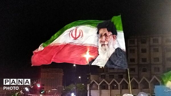 بخشی از اجتماع مردم مشهد در میدان بسیج 