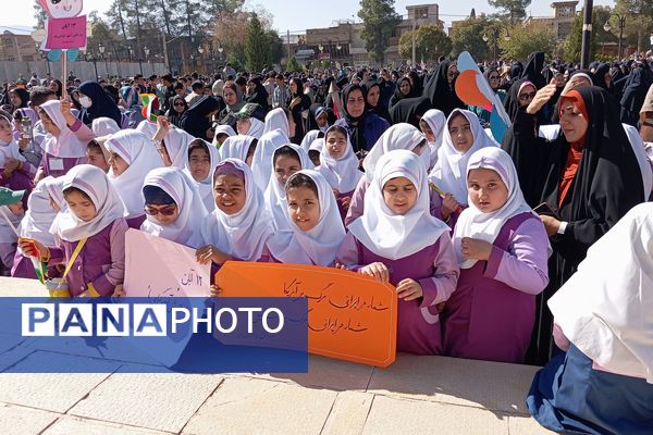 پیش دبستانی‌ها در زرقان تمرین استکبار ستیزی کردند 